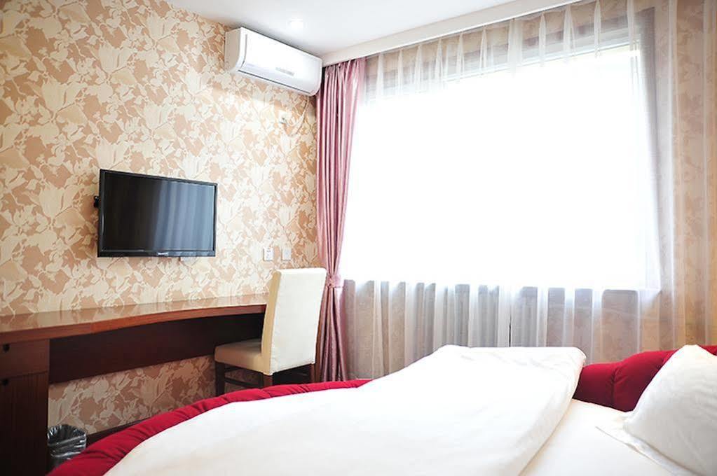 East Sacred Hotel Beijing Exterior foto